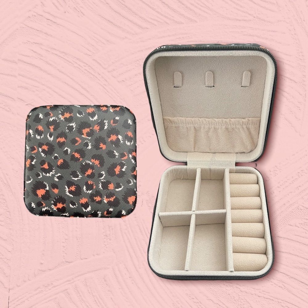 𝅺LEOPARD jewelery travel case-  new without tags